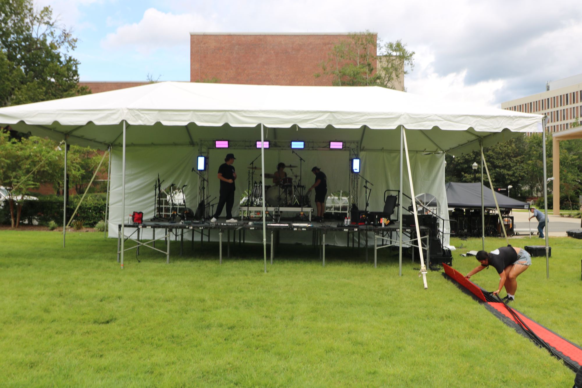 Festival scale lighting build
